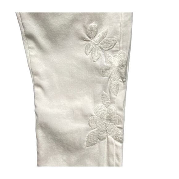 Cabi Slim Boyfriend Jeans Cream Embroidered Floral Style 5490 Size 2 - Picture 4 of 12